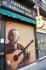 Sevilla  Spanien  geschlossenes Geschaeft eines Gitarrenbauers