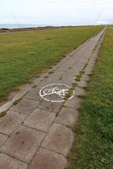 Schoenberg  Deutschland  Fahrradverbotszeichen auf einem Deichweg