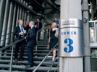 Mitarbeiter vor dem Eingang von Lloyds  London