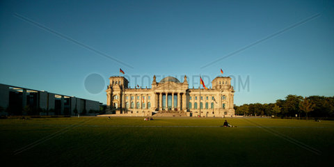 Berlin  Reichstag und Platz der Republik im Abendlicht
