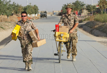 Kunduz  Afghanistan  Bundeswehr ISAF-Soldaten mit Postpaketen