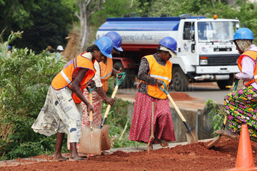 Matale  Sri Lanka  Strassenbauarbeiten ausgefuehrt von Frauen