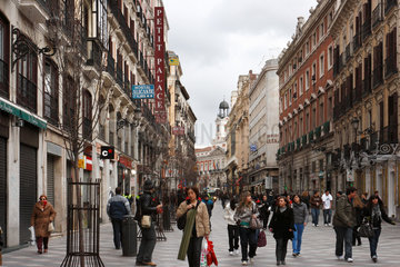 Madrid  Spanien  Passanten in der Fussgaengerzone Calle del Arenal