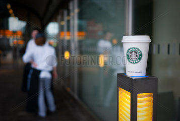 Berlin  Deutschland  ein Starbucks Pappbecher steht auf einer Lampe