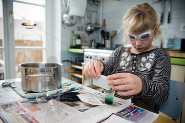 Berlin  Deutschland  Kind macht ein Chemieexperiment