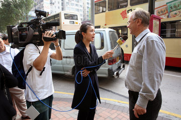 Hong Kong  ein Mann wird auf der Strasse interviewt