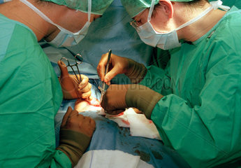 Eine Chirurgin mit ihrem Assistenten bei einer Operation