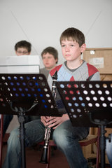 St. Georgen  Deutschland  Schueler der 7. Klasse im Musikunterricht