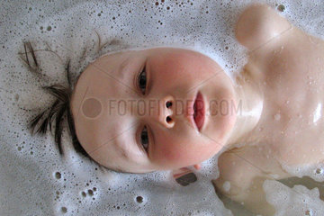 Ein Kind beim baden