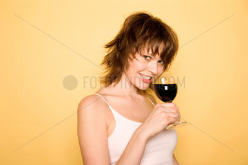 Freiburg  Deutschland  eine junge Frau trinkt ein Glas Rotwein