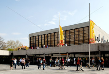 Braunschweig  Studenten vor dem Audimax der TU Carolo-Wilhelmina
