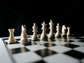 Eine Reihe von Schachfiguren auf einem Spielbrett