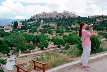 Eine Frau filmt in der Naehe der Akropolis  Athen