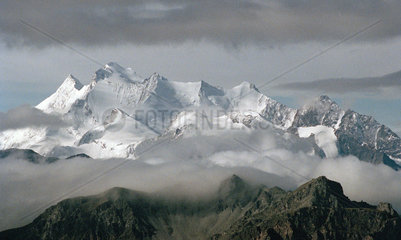 Blick auf schneebedeckte Gipfel in den Walliser Alpen