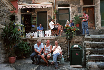 Menschen in Vernazza in der Cinque Terre