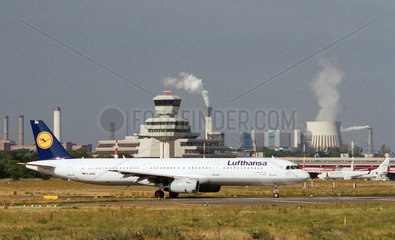 Flughafen Berlin Tegel mit einer Maschine der Lufthansa