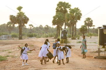 Batticaloa  Sri Lanka  Schuelerinnen auf dem Heimweg