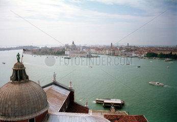 Venedig - Ausblick auf die Kanaele und Stadtteile