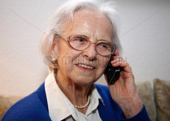 Berlin  Deutschland  eine aeltere Frau mit ihrem Handy