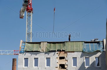 Berlin  Deutschland  Dacharbeiten an einem Wohnhaus