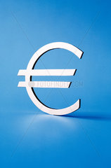 Das Eurozeichen vor blauem Hintergrund stehend