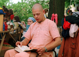 Ein Mitglied der Hare Krishnas liest in einem Buch.