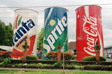 Ueberdimensionale Werbung vor der Coca-Cola Fabrik auf Bali