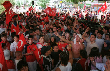 Ausgelassen feiern Tuerken den WM-Halbfinaleinzug 2002  Berlin