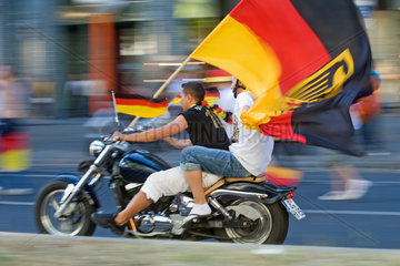 Berlin  Deutschland  Fans auf dem Motorrad mit Deutschlandfahne