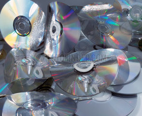 Ansammlung von CDs  teilweise zerstoert