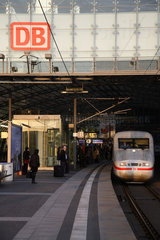 Berlin  Menschen warten auf einen ICE am Hauptbahnhof