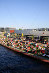 Berlin  Deutschland  Besucher der Strandbar Capital Beach