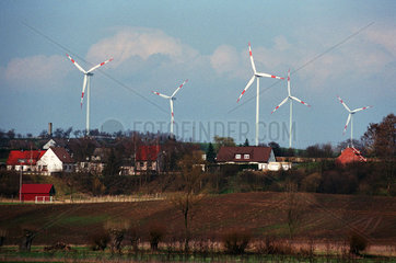 Ortschaft und Windenergieanlage  Burgwedel