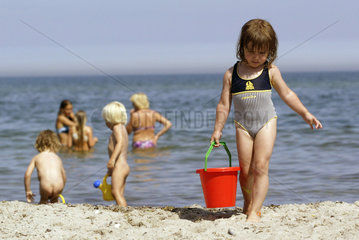 Spielende Kinder an der Ostsee