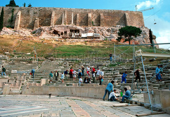 Touristen beim Dionysos-Theater  Athen