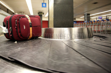 Paris  Frankreich  Koffer auf einem Foerderband im Terminal des Flughafen Orly