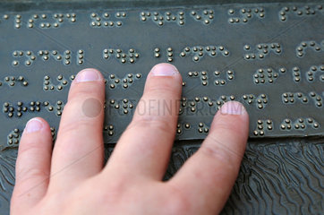 Stralsund  Deutschland  Finger lesen Blindenschrift