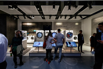 Berlin  Deutschland  Waschmaschinen am Stand von Panasonic auf der IFA 2014