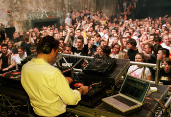 Berlin  DJ Paul van Dyk spielt in einem Club