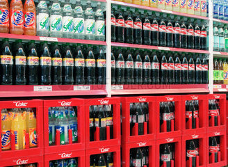 Regal voller Getraenkeflaschen aus dem Hause Coca Cola.