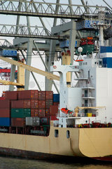 Hamburg  Containerschiff im Hambuger Hafen