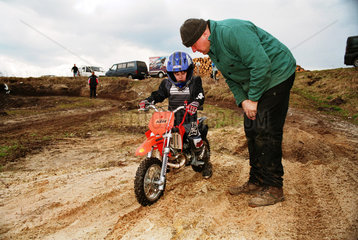 Vater beraet seinen Sohn bei Motocross  Norddeutschland