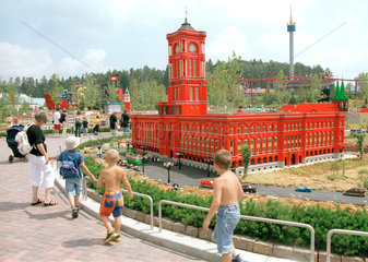 Besucher am Berliner Rathaus im deutschen Legoland