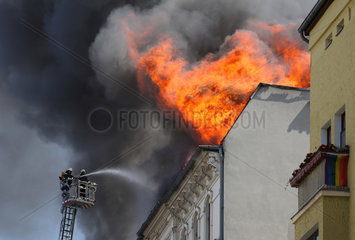 Berlin  Deutschland  Feuerwehrmaenner loeschen einen Hausbrand