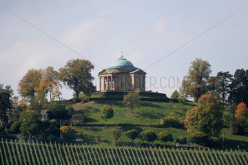 Stuttgart  Deutschland  die Grabkapelle umgeben von Weinbergen