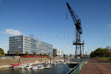 Duisburg  Deutschland  die Deutschlandzentrale Hitachi Power  die Marina und rechts ein alter Verladekran