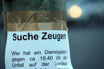 Berlin  Deutschland  ein Zettel mit dem Aufruf -Suche Zeugen- an einem Pfahl