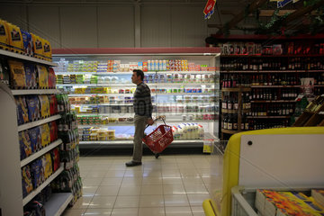 Girne  Tuerkische Republik Nordzypern  einkaufen im Supermarkt