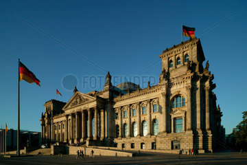 Berlin  Reichstag im Abendlicht