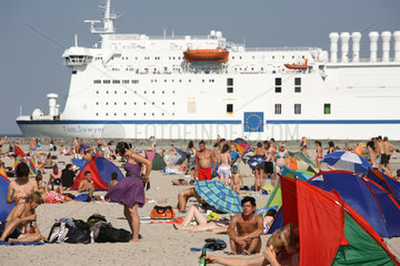 Rostock-Warnemuende  Deutschland  Urlauber am Strand und RoPax-Faehre